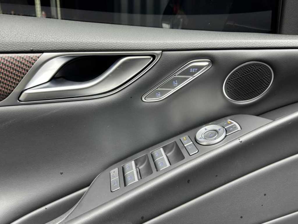 Genesis G80 - Vista 12