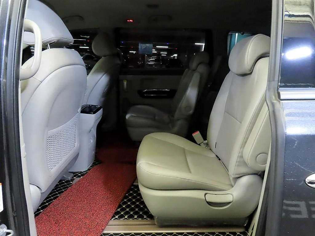 KIA Carnival - Vista 7