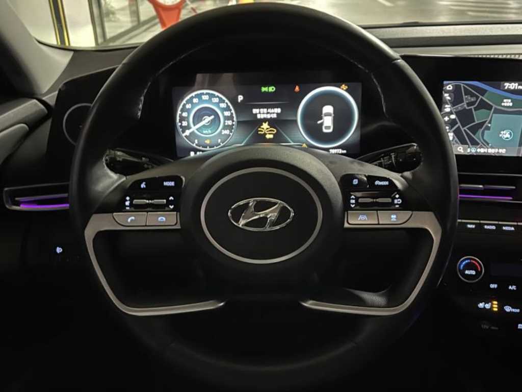 HYUNDAI Avante - Vista 9