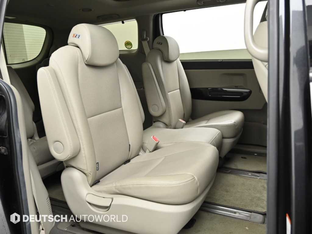 KIA Carnival - Vista 12
