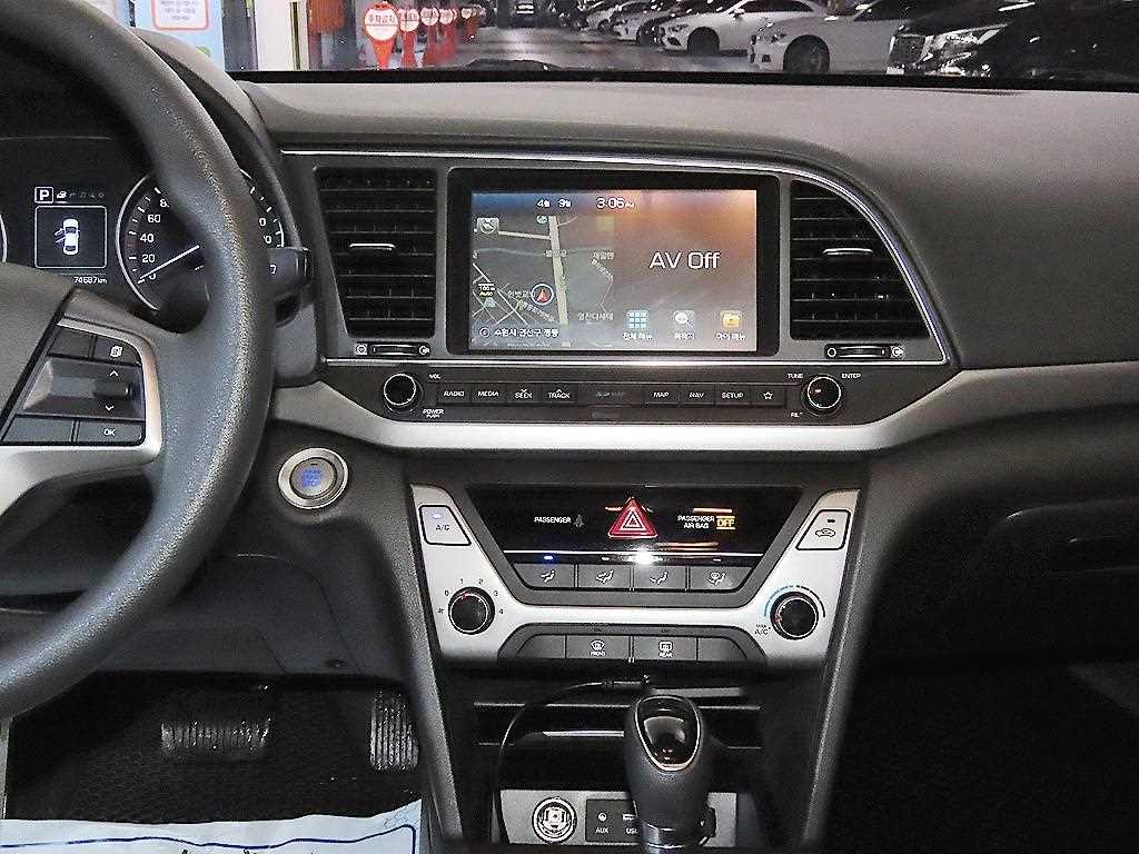 HYUNDAI Avante - Vista 9