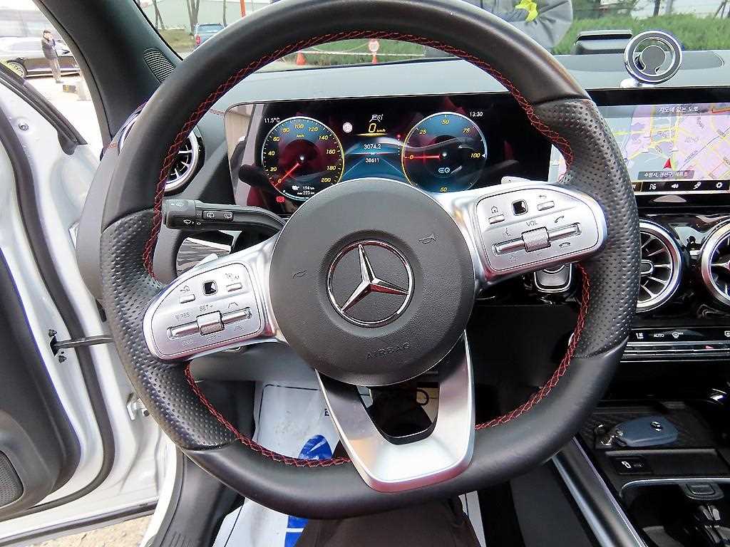 Mercedes Benz EQA - Vista 8