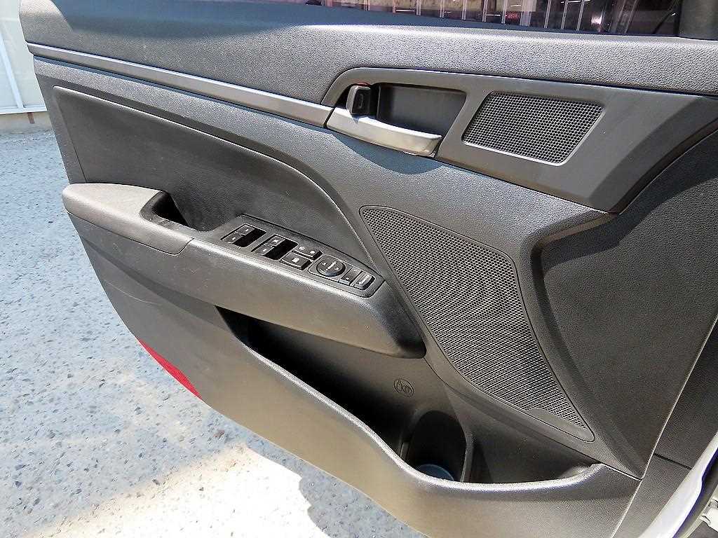 HYUNDAI Avante - Vista 11