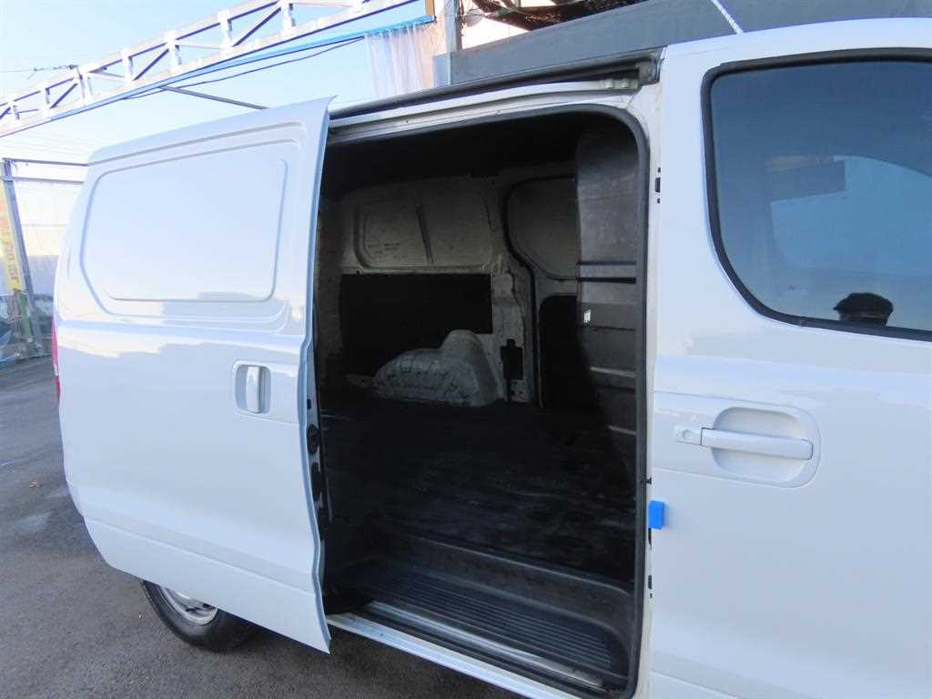 HYUNDAI Starex - Vista 6