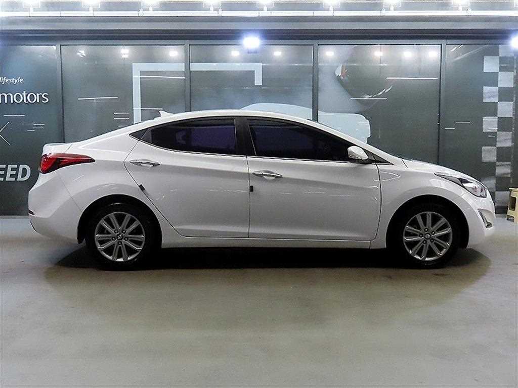 HYUNDAI Avante - Vista 3
