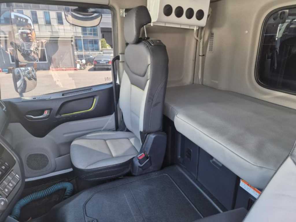 medium and large cargo truck - Vista 9