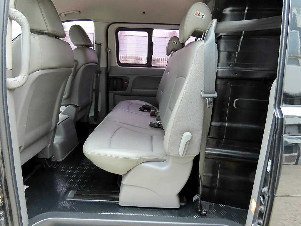 HYUNDAI Starex - Vista 6