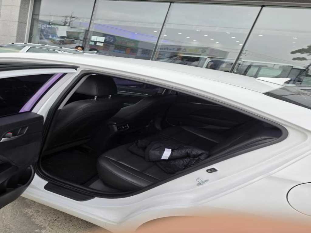 HYUNDAI Avante - Vista 9