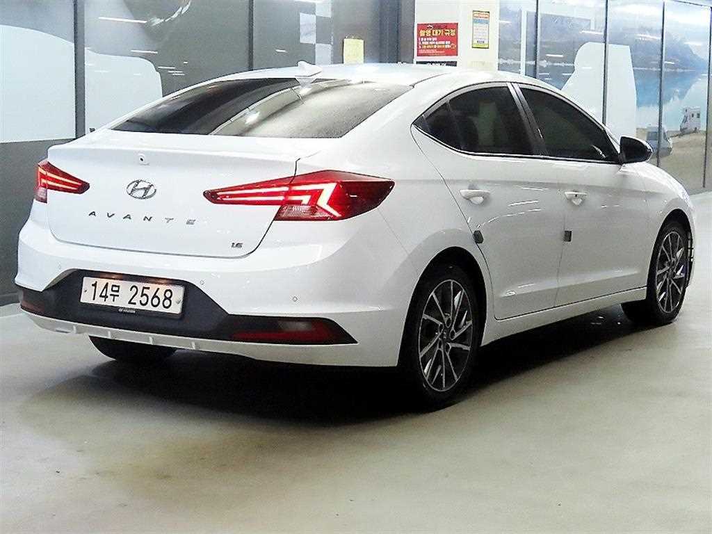 HYUNDAI Avante - Vista 4