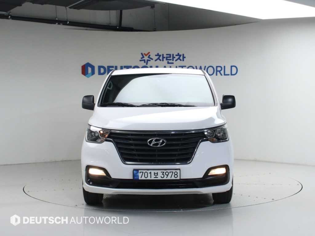 HYUNDAI Starex - Vista 3