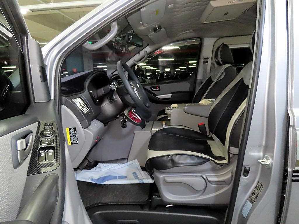 HYUNDAI Starex - Vista 6