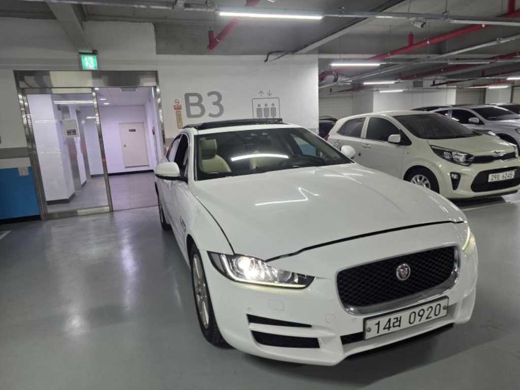 Jaguar XE - Vista 2