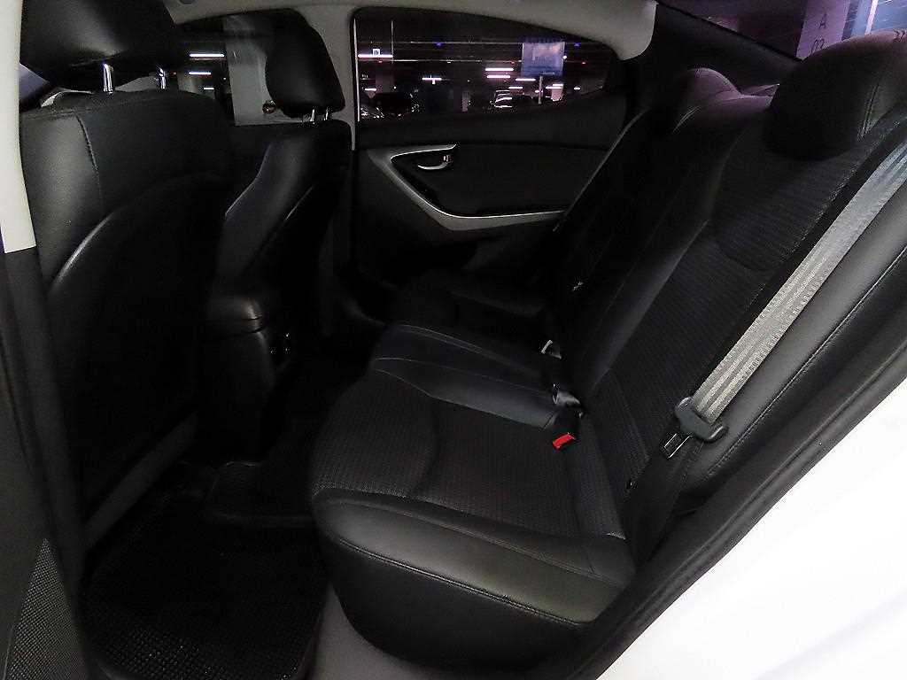 HYUNDAI Avante - Vista 7