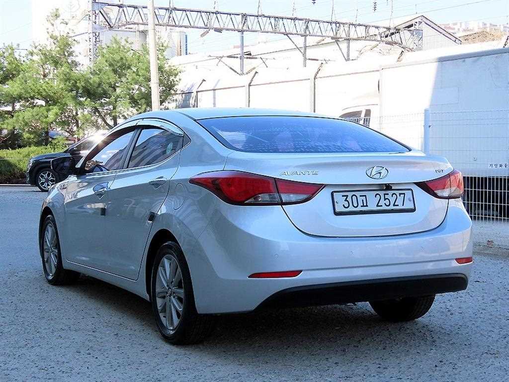 HYUNDAI Avante - Vista 3