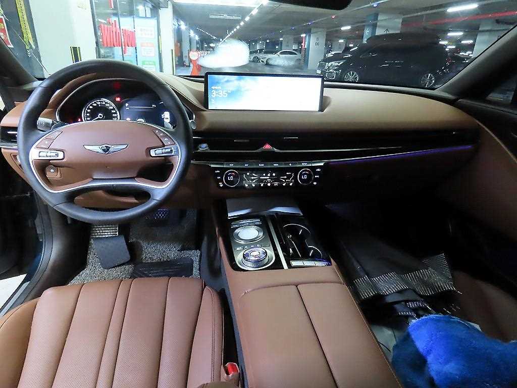 Genesis G80 - Vista 10