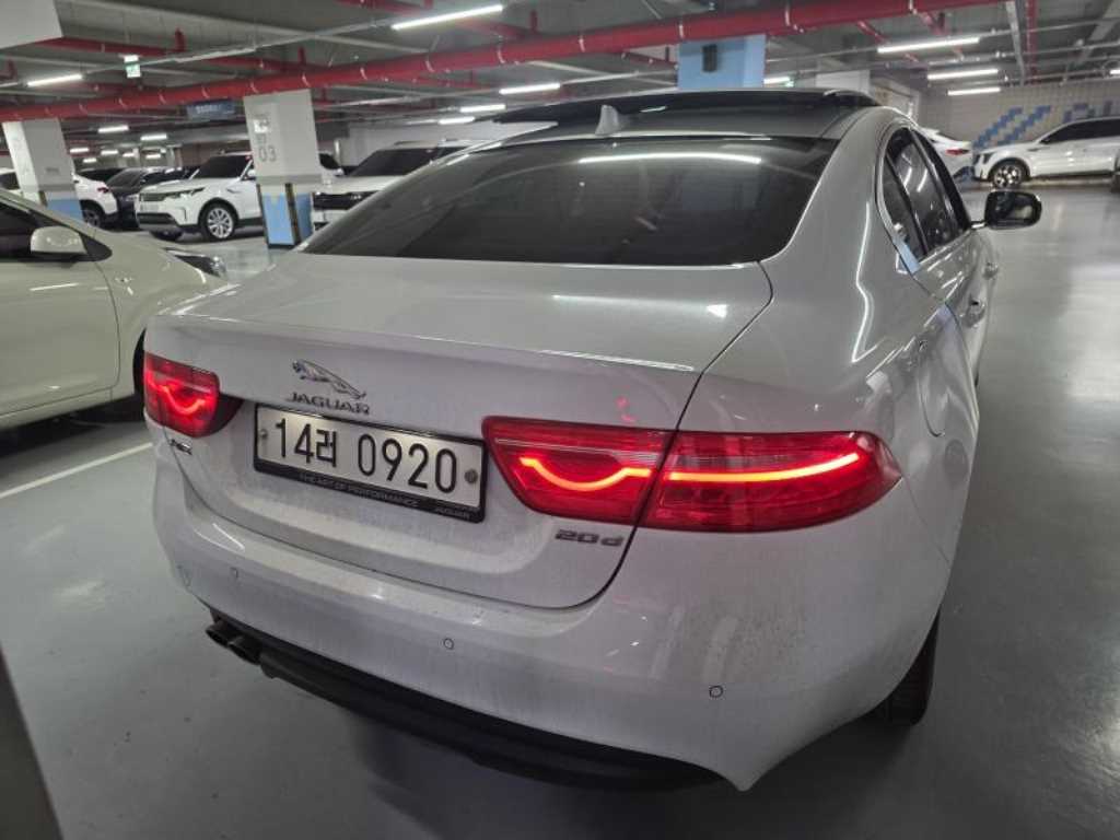 Jaguar XE - Vista 3