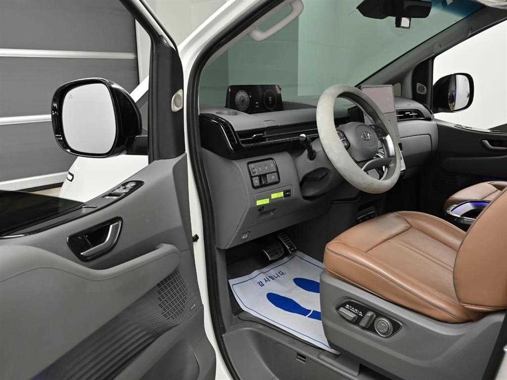 HYUNDAI Staria - Vista 11