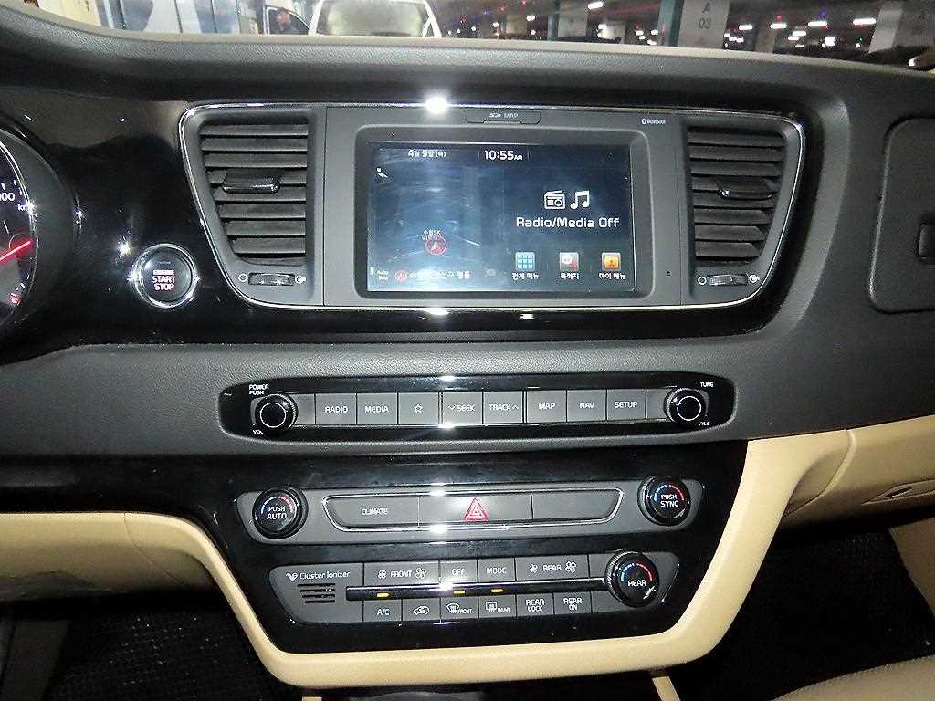 KIA Carnival - Vista 11