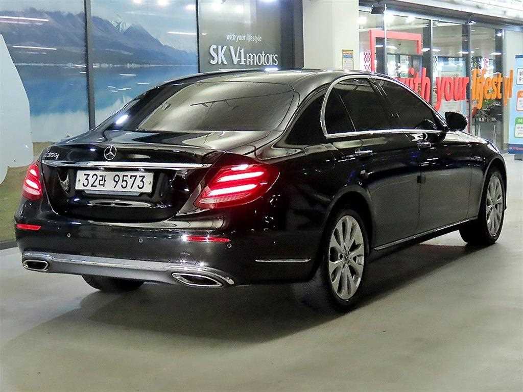 Mercedes Benz E class - Vista 4