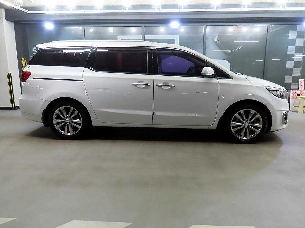 KIA Carnival - Vista 3