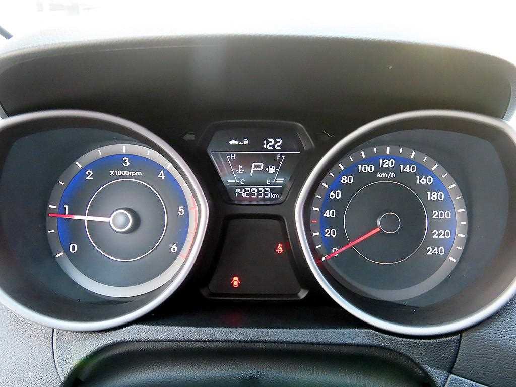 HYUNDAI Avante - Vista 9