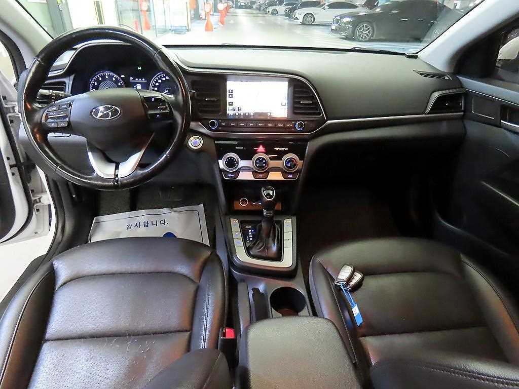 HYUNDAI Avante - Vista 10