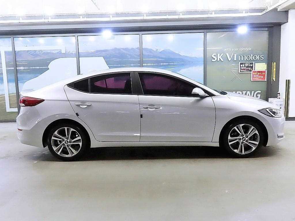 HYUNDAI Avante - Vista 3