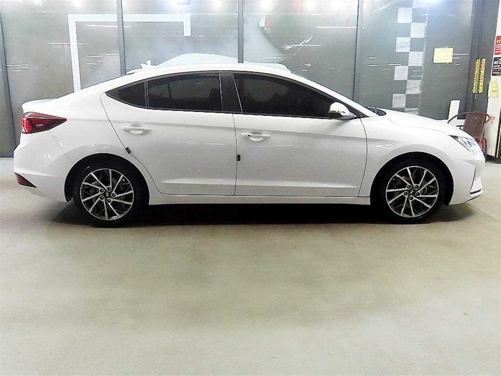 HYUNDAI Avante - Vista 3