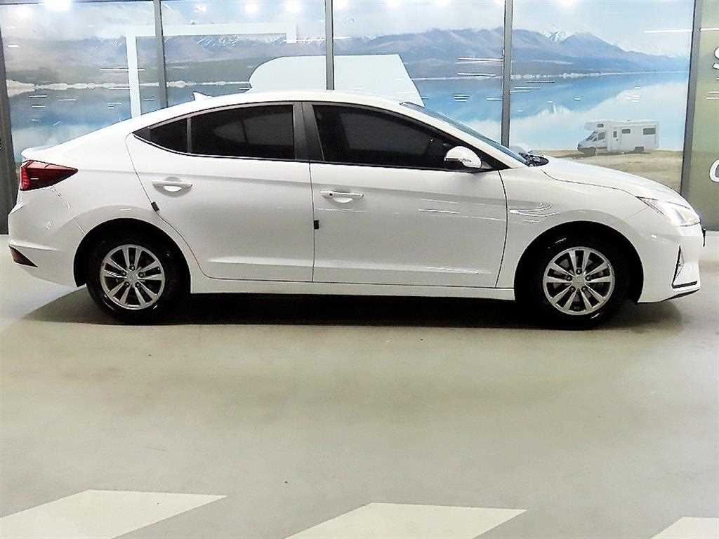 HYUNDAI Avante - Vista 3