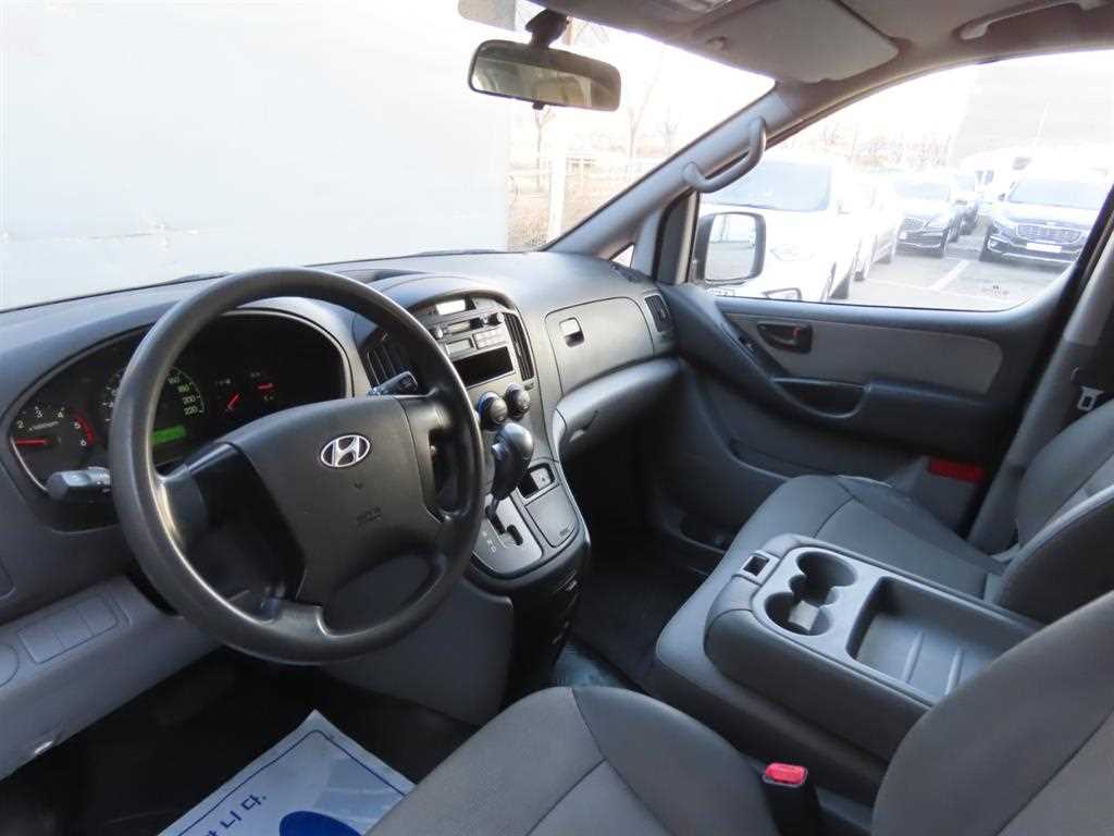 HYUNDAI Starex - Vista 8