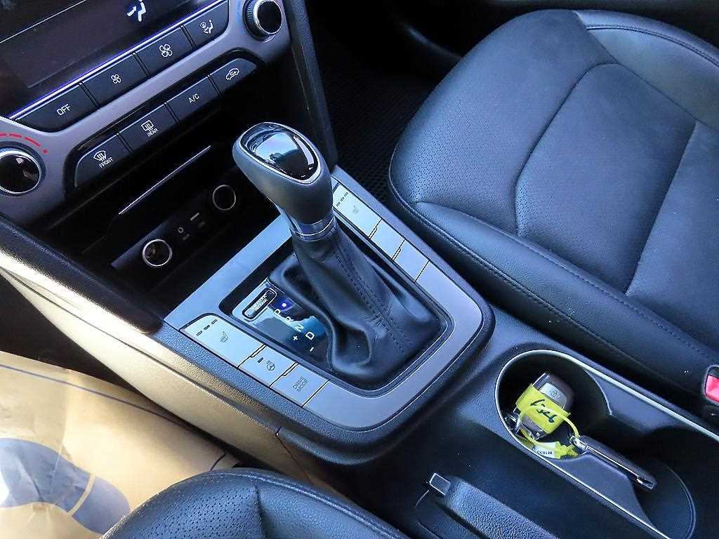 HYUNDAI Avante - Vista 10