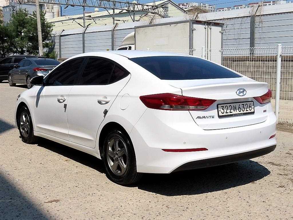 HYUNDAI Avante - Vista 3