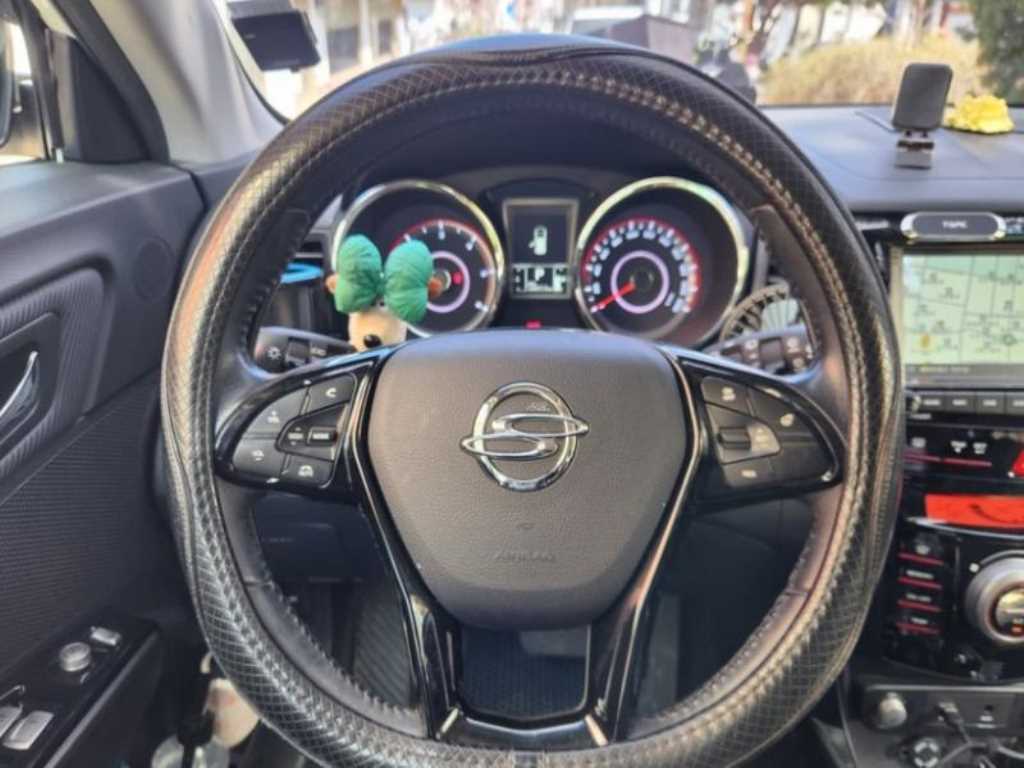 Ssangyong Tivoli - Vista 5