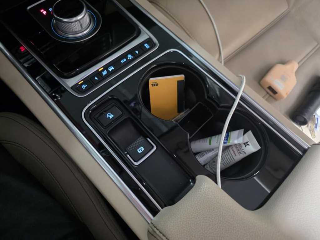 Jaguar XE - Vista 10