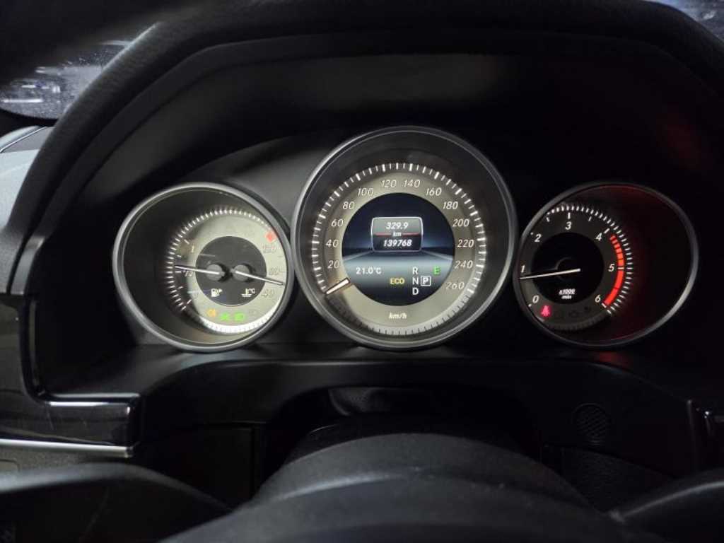 Mercedes Benz E class - Vista 3