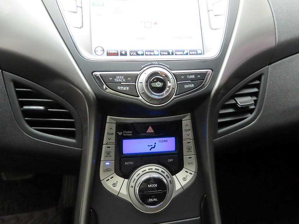 HYUNDAI Avante - Vista 9