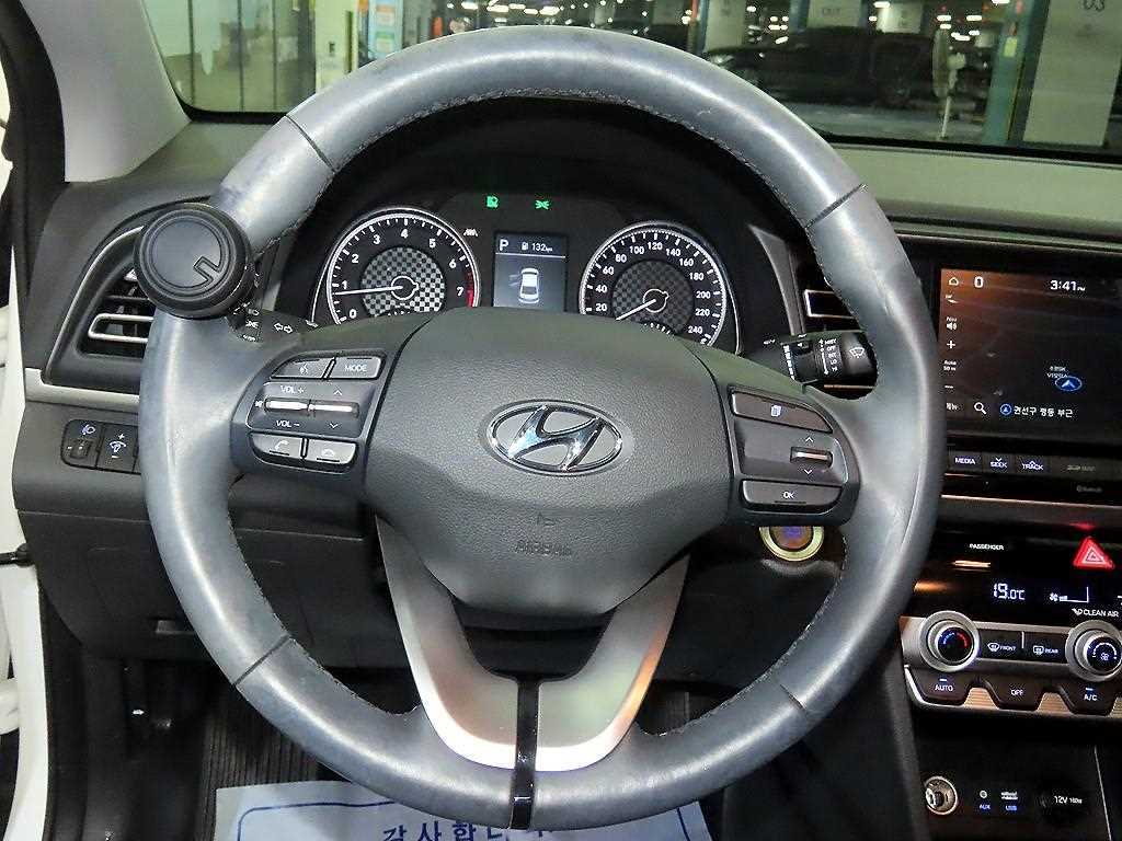 HYUNDAI Avante - Vista 8