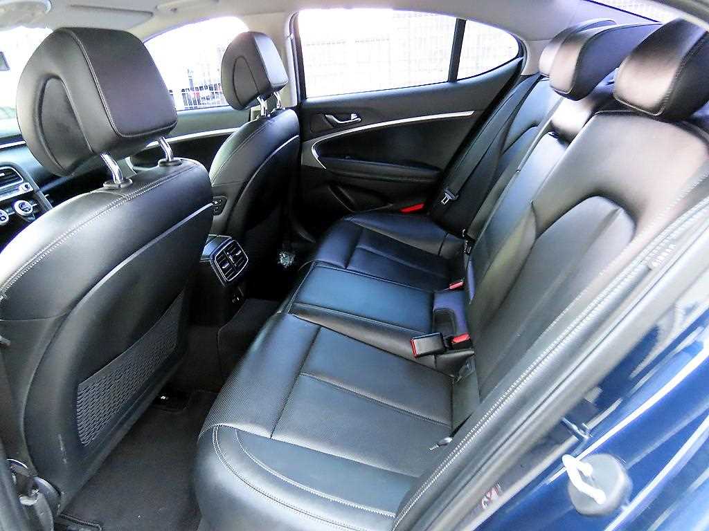 Genesis G70 - Vista 6