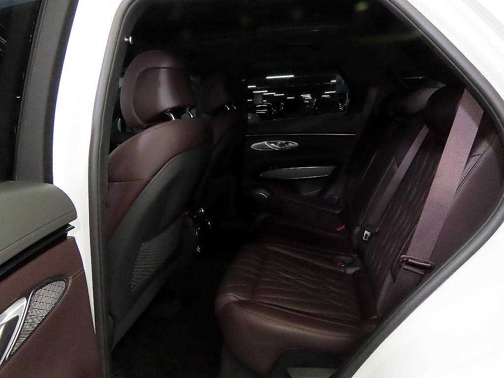 Genesis GV70 - Vista 7