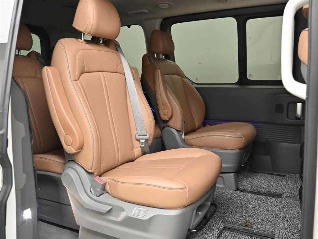 HYUNDAI Staria - Vista 12