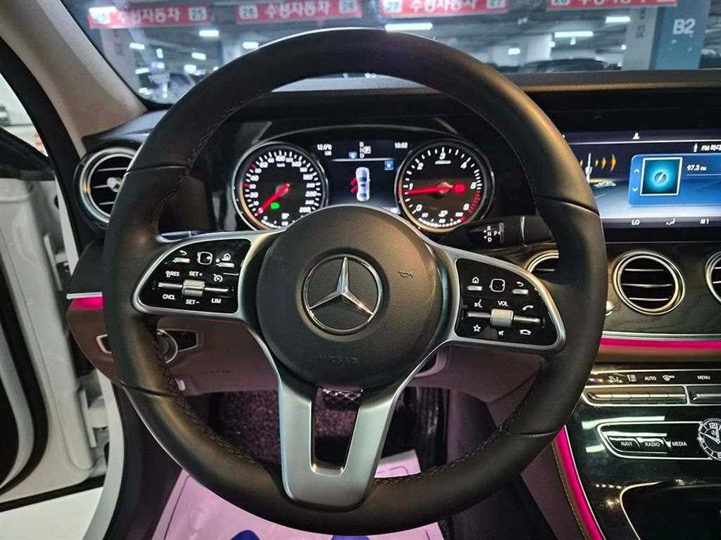 Mercedes Benz E class - Vista 8