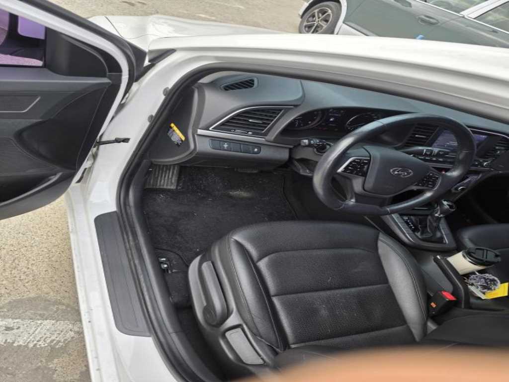 HYUNDAI Avante - Vista 7