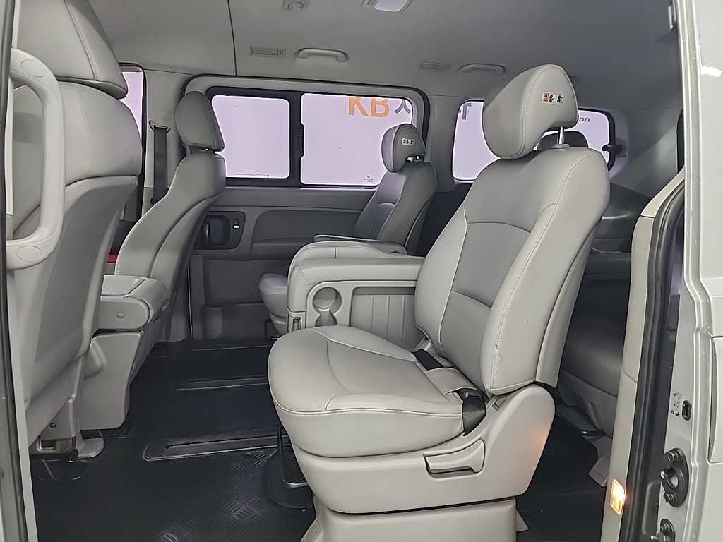 HYUNDAI Starex - Vista 12