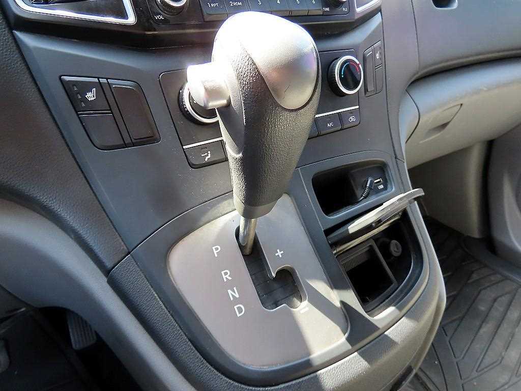 HYUNDAI Starex - Vista 10