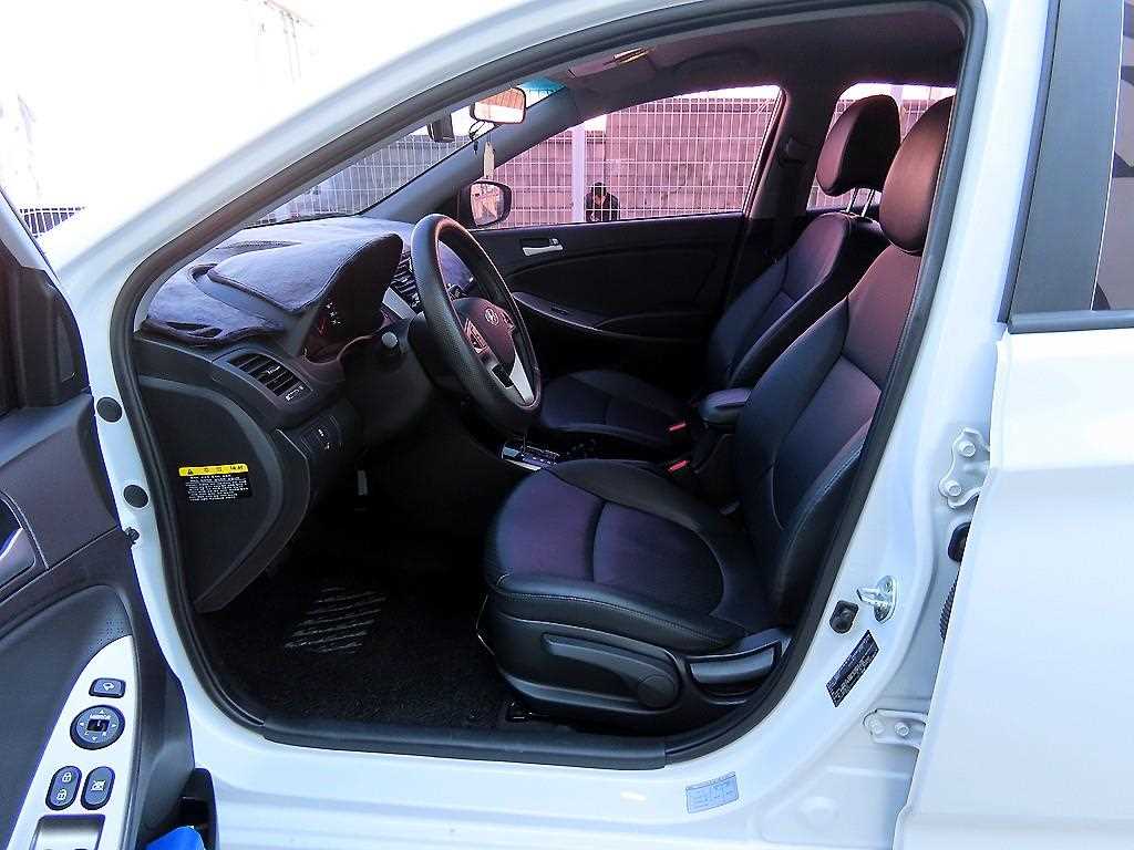 HYUNDAI Accent - Vista 5