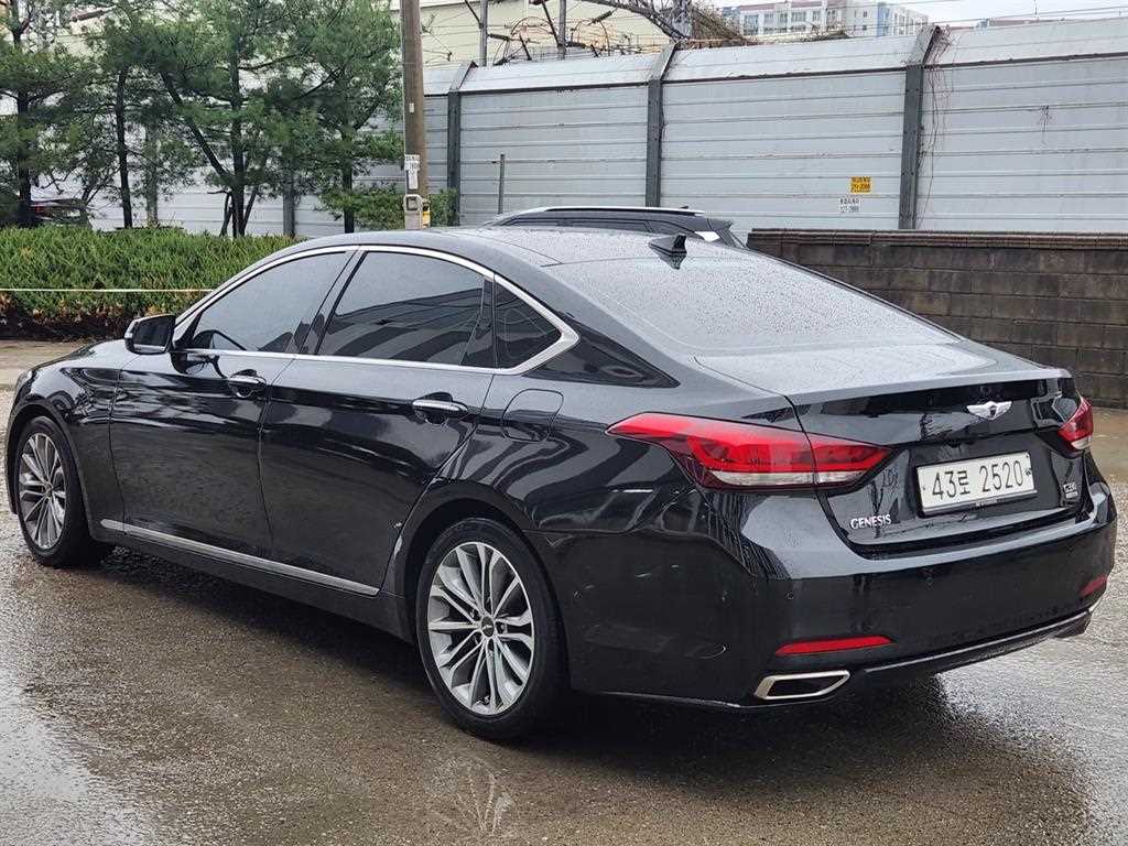 HYUNDAI Genesis - Vista 3