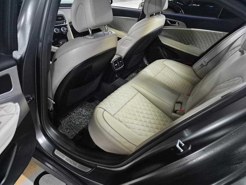 Genesis G70 - Vista 9