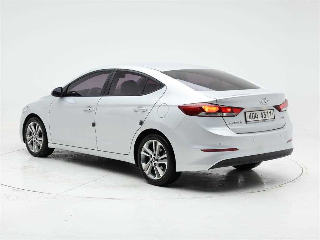 HYUNDAI Avante - Vista 4