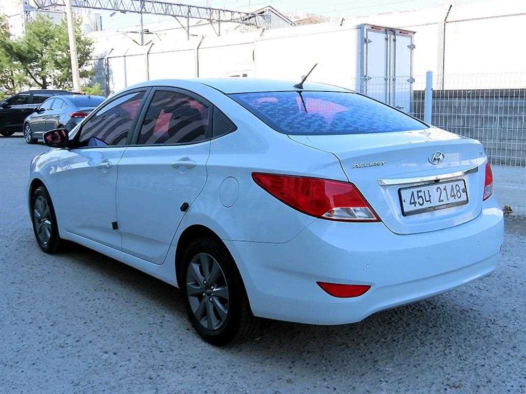 HYUNDAI Accent - Vista 3