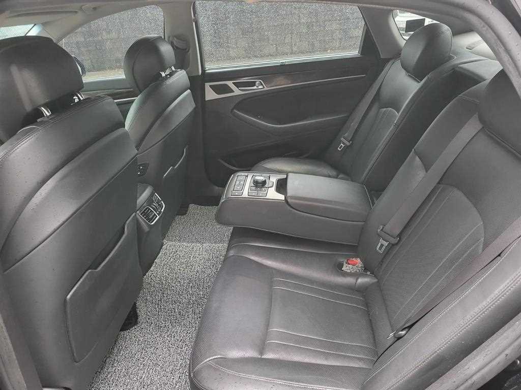 HYUNDAI Genesis - Vista 5